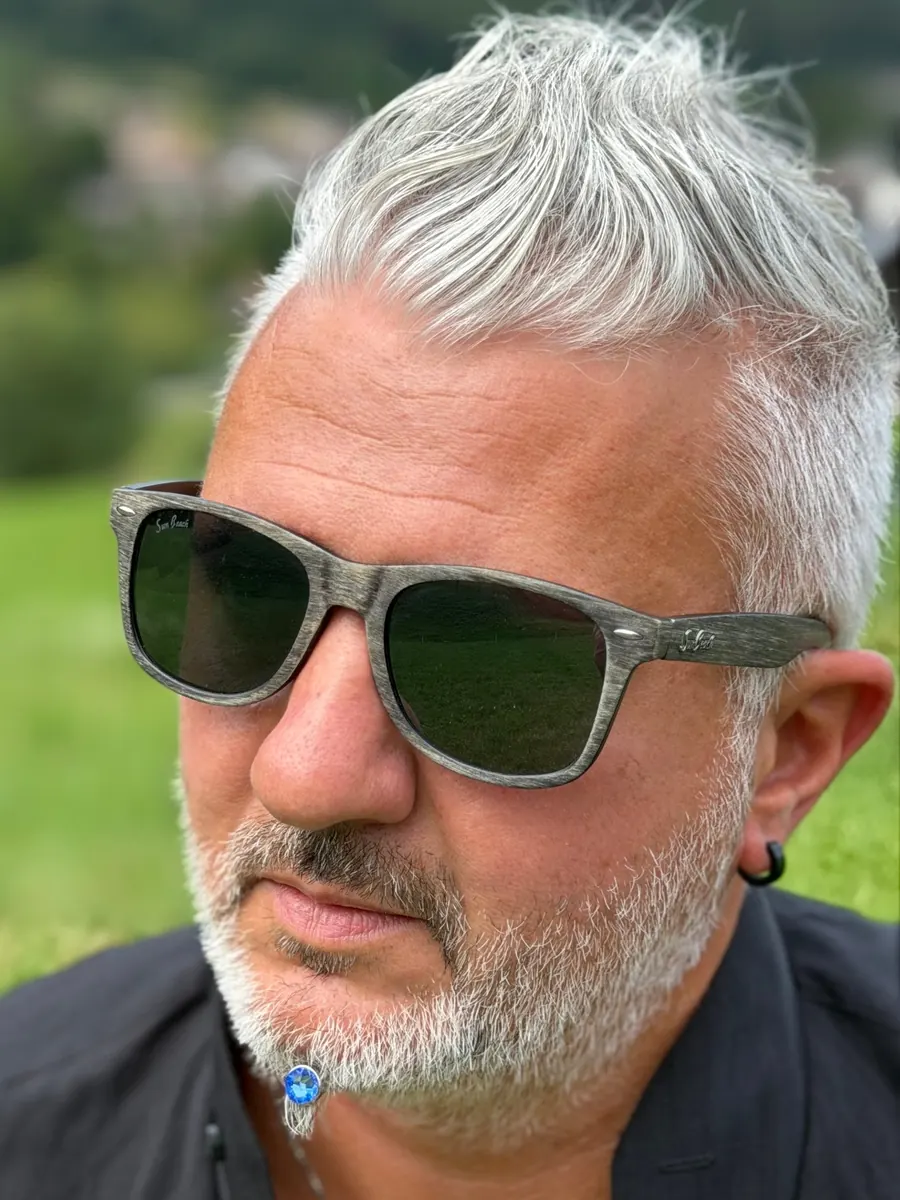 Uomo con occhiali da sole e cristallo blu LOY