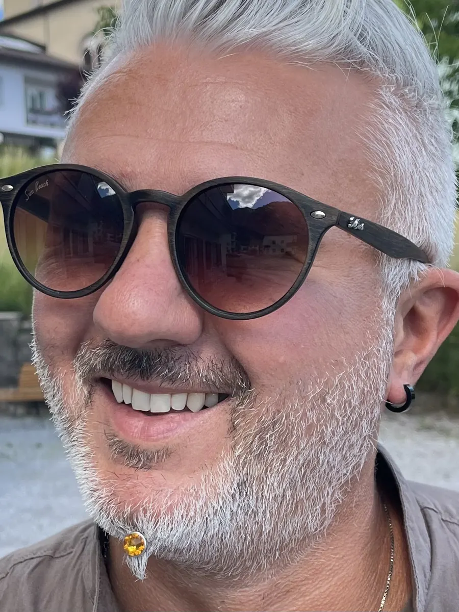 Uomo con occhiali da sole e cristallo giallo LOY